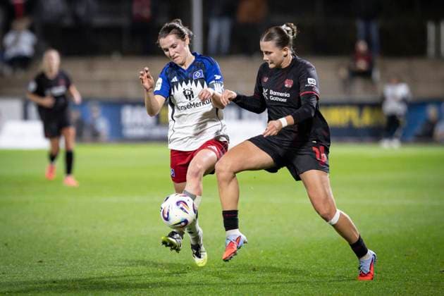 Frauen Fußball-Bundesliga; Bayer 04 Leverkusen - Hamburger SV, 05.11.2025 Julia Mickenhagen (Bayer 04 Leverkusen, 18), Pauline Machtens (Hamburger SV, 28); Bayer 04 Leverkusen - Hamburger SV an Spieltag 9 der Google Pixel Frauen-Bundesliga am 05.11.2025 im Ulrich-Haberland-Stadion in Leverkusen (Nordrhein-Westfalen). DFL REGULATIONS PROHIBIT ANY USE OF PHOTOGRAPHS AS IMAGE SEQUENCES AND OR QUASI-VIDEO. Copyright: xBEAUTIFULxSPORTS AxelxKohringx