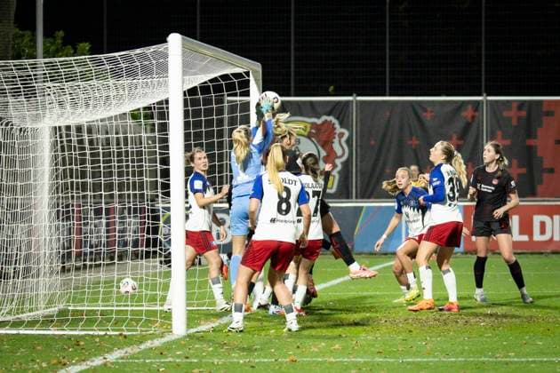 Frauen Fußball-Bundesliga; Bayer 04 Leverkusen - Hamburger SV, 05.11.2025 Torhüterin Inga Schuldt (Hamburger SV, 1) schnappt den Ball im letzten Moment nach einem Eckball; Bayer 04 Leverkusen - Hamburger SV an Spieltag 9 der Google Pixel Frauen-Bundesliga am 05.11.2025 im Ulrich-Haberland-Stadion in Leverkusen (Nordrhein-Westfalen). DFL REGULATIONS PROHIBIT ANY USE OF PHOTOGRAPHS AS IMAGE SEQUENCES AND OR QUASI-VIDEO. Copyright: xBEAUTIFULxSPORTS AxelxKohringx