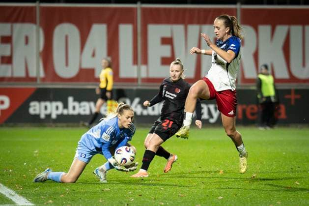 Frauen Fußball-Bundesliga; Bayer 04 Leverkusen - Hamburger SV, 05.11.2025 Torhüterin Inga Schuldt (Hamburger SV, 1) rettet vor Vanessa Fudalla (Bayer 04 Leverkusen, 21); Bayer 04 Leverkusen - Hamburger SV an Spieltag 9 der Google Pixel Frauen-Bundesliga am 05.11.2025 im Ulrich-Haberland-Stadion in Leverkusen (Nordrhein-Westfalen). DFL REGULATIONS PROHIBIT ANY USE OF PHOTOGRAPHS AS IMAGE SEQUENCES AND OR QUASI-VIDEO. Copyright: xBEAUTIFULxSPORTS AxelxKohringx