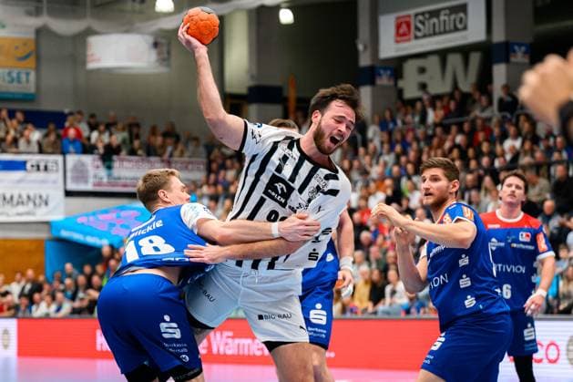 Balingen: DHB Pokal - Achtelfinale - HBW Balingen - THW Kiel v. li. im Zweikampf Tim Grüner Gruener (HBW Balingen) und Veron Nacinovic (THW Kiel) Balingen Baden-Württemberg Deutschland