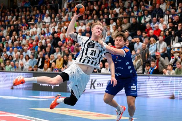 Balingen: DHB Pokal - Achtelfinale - HBW Balingen - THW Kiel Eric Johansson (THW Kiel), Bennet Strobel (HBW Balingen) Balingen Baden-Württemberg Deutschland