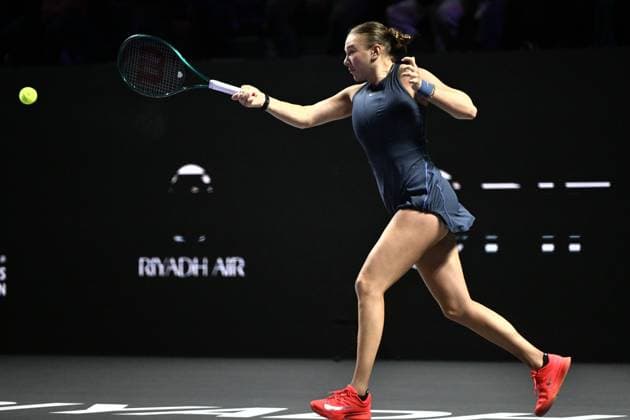 2025 WTA, Tennis Damen Finals RIYADH, SAUDI ARABIA - NOVEMBER 5: Iga Swiatek of Poland (not seen) plays against Amanda Anisimova of USA during their final group-stage match on Day 5 of the 2025 WTA Finals, part of the Hologic WTA Tour, at King Saud University Indoor Arena in Riyadh, Saudi Arabia, on November 5, 2025. Artur Widak Anadolu Riyadh Saudi Arabia. Editorial use only. Please get in touch for any other usage.  Copyright: x2025xAnadoluxArturxWidakx
