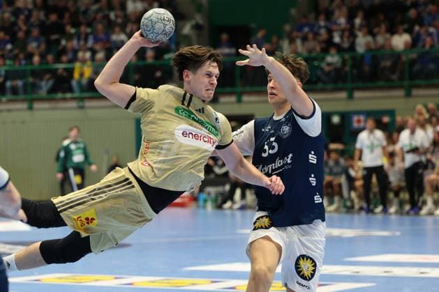 GER, 1.DHB-Pokal, Achtelfinale, bergischer HC vs. TSV Hannover-Burgdorf, 05.11.2025, Unihalle, Wuppertal, GER, 1.DHB-Pokal, Achtelfinale, bergischer HC vs. TSV Hannover-Burgdorf, , im Bild: Maxim Orlov (TSV Hannover-Burgdorf 11), im Zweikampf gegen Soeren Steinhaus ( BHC 53),