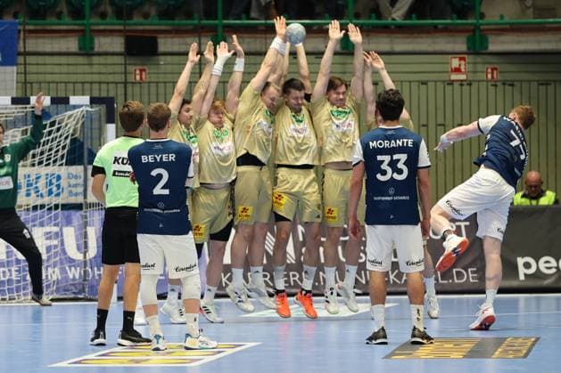 GER, 1.DHB-Pokal, Achtelfinale, bergischer HC vs. TSV Hannover-Burgdorf, 05.11.2025, Unihalle, Wuppertal, GER, 1.DHB-Pokal, Achtelfinale, bergischer HC vs. TSV Hannover-Burgdorf, , im Bild: Freiwurf vor der Halbzeitpause durch Johannes Wasielewski (BHC 77),