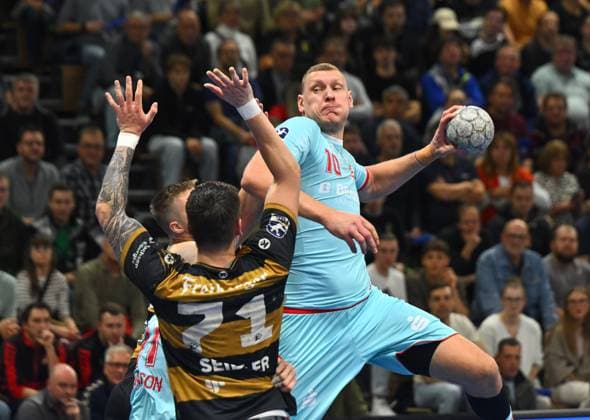 am Ball: Dainis Kristopans (Melsungen) gegen Oliver Seidler (Dresden), HC Elbflorenz Dresden gegen MT Melsungen, Handball, DHB-Pokal, DHB, Pokal, Saison 2025 2026, Dresden, BallsportARENA Dresden, 05.11.2025,