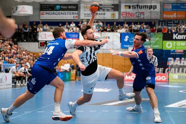Balingen: DHB Pokal - Achtelfinale - HBW Balingen - THW Kiel v. li. im Zweikampf Georg Poehle (Balingen) und Harald Reinkind (THW Kiel), Stefan Bauer (Balingen) Balingen Baden-Württemberg Deutschland