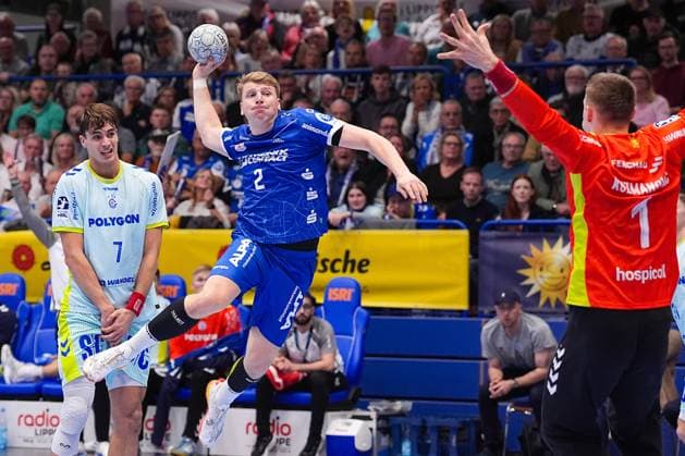 05.11.2025, xydrx, Handball, Achtelfinale DHB Pokal, TBV Lemgo Lippe - VfL Gummersbach, PHOENIX Contact-Arena: Lukas Hutecek (TBV Lemgo Lippe 2) beim WUrf auf das Tor von Dominik Kuzmanovic (VfL Gummersbach 1) Nordrhein-Westfahlen Deutschland