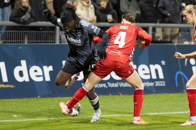 Google Pixel Frauen Bundesliga: Eintracht Frankfurt - 1. FC Köln, 05.11.2025 Nicole Anyomi (Eintracht Frankfurt 19) & Sara Agrez (1. FC Köln 4) im Zweikampf um den ball, Eintracht Frankfurt - 1. FC Köln, Frankfurt, Stadion am Brentanobad, 5.11.2025 Copyright: xBEAUTIFULxSPORTS Gawlikx