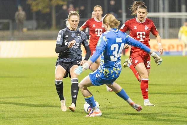 Google Pixel Frauen Bundesliga: Eintracht Frankfurt - 1. FC Köln, 05.11.2025 Irina Fuchs (1. FC Köln 34) klärt de nBall vor Rebecka Blomqvist (Eintracht Frankfurt 28), Eintracht Frankfurt - 1. FC Köln, Frankfurt, Stadion am Brentanobad, 5.11.2025 Copyright: xBEAUTIFULxSPORTS Gawlikx