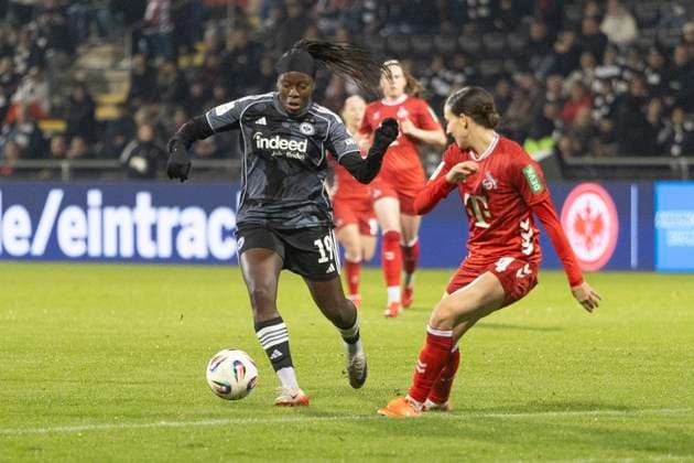 Google Pixel Frauen Bundesliga: Eintracht Frankfurt - 1. FC Köln, 05.11.2025 Nicole Anyomi (Eintracht Frankfurt 19) am Ball läuft an Sara Agrez (1. FC Köln 4) vorbei, Eintracht Frankfurt - 1. FC Köln, Frankfurt, Stadion am Brentanobad, 5.11.2025 Copyright: xBEAUTIFULxSPORTS Gawlikx