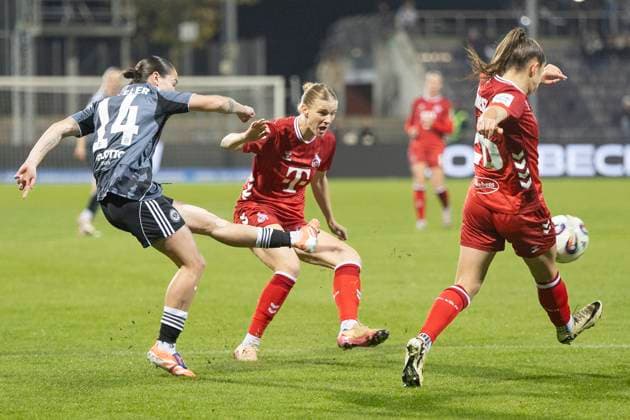 Google Pixel Frauen Bundesliga: Eintracht Frankfurt - 1. FC Köln, 05.11.2025 Geraldine Reuteler (Eintracht Frankfurt 14) spielt de nball an Anna-Lena Stolze (1. FC Köln 7) & Martyna Wiankowska (1. FC Köln 26) vorbei, Eintracht Frankfurt - 1. FC Köln, Frankfurt, Stadion am Brentanobad, 5.11.2025 Copyright: xBEAUTIFULxSPORTS Gawlikx