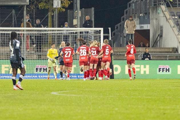 Google Pixel Frauen Bundesliga: Eintracht Frankfurt - 1. FC Köln, 05.11.2025 Kölnerinnen feiern das Tor zum 1:0, Laura Feiersinger (1. FC Köln 27) & Martyna Wiankowska (1. FC Köln 26) & Anna Gerhardt (1. FC Köln 21) & Celina Degen (1. FC Köln 5) & Sara Agrez (1. FC Köln 4), Eintracht Frankfurt - 1. FC Köln, Frankfurt, Stadion am Brentanobad, 5.11.2025 Copyright: xBEAUTIFULxSPORTS Gawlikx