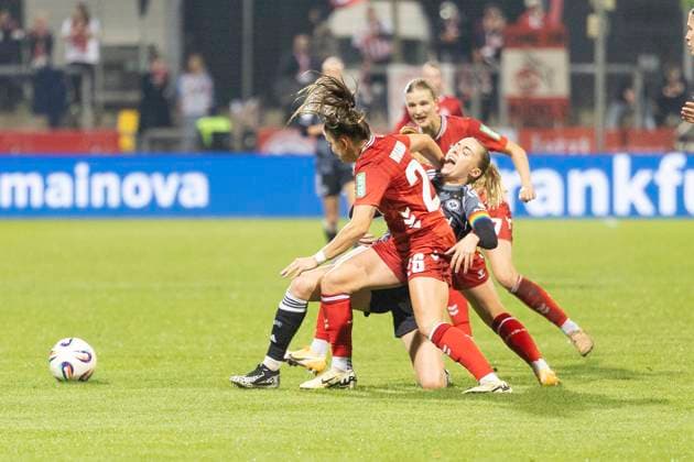 Google Pixel Frauen Bundesliga: Eintracht Frankfurt - 1. FC Köln, 05.11.2025 Laura Freigang (Eintracht Frankfurt 10) im Kampf mit Martyna Wiankowska (1. FC Köln 26) & Laura Vogt (1. FC Köln 8) & Anna-Lena Stolze (1. FC Köln 7), Eintracht Frankfurt - 1. FC Köln, Frankfurt, Stadion am Brentanobad, 5.11.2025 *** Google Pixel Womens Bundesliga Eintracht Frankfurt 1 FC Köln, 05 11 2025 Laura Freigang Eintracht Frankfurt 10 in battle with Martyna Wiankowska 1 FC Köln 26 Laura Vogt 1 FC Köln 8 Anna Lena Stolze 1 FC Köln 7 , Eintracht Frankfurt 1 FC Köln, Frankfurt, Stadion am Brentanobad, 5 11 2025 Copyright: xBEAUTIFULxSPORTS Gawlikx