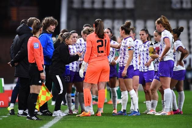 Fußball Google Pixel Frauen-Bundesliga Saison 2025 2026 9. Spieltag: SGS Essen - Werder Bremen am 05.11.2025 im Stadion an der Hafenstraße in Essen Jessica Wissmann ( Trainerin SGS Essen ) spricht mit den Spielerinnen DFB regulations prohibit any use of photographs as image sequences and or quasi-video. Nordrhein-Westfalen Deutschland