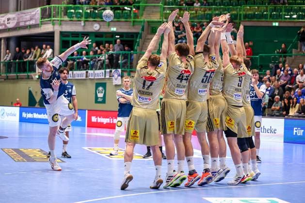 05.11.2025, Handball, Achtelfinale DHB-Pokal, Bergischer HC - TSV Hannover-Burgdorf, Unihalle Wuppertal: Johannes Wasielewski (BHC 77) beim Freiwurf in die Mauer der Recken August Pedersen (TSV Hannover Burgdorf 17) Thomas Solstad (TSV Hannover Burgdorf 44) Hannes Feise (TSV Hannover Burgdorf 56) Justus Fischer (TSV Hannover Burgdorf 54) Vilhelm Poulsen (TSV Hannover Burgdorf 09) Renars Uscins (TSV Hannover Burgdorf 10) Nordrhein-Westfalen Deutschland