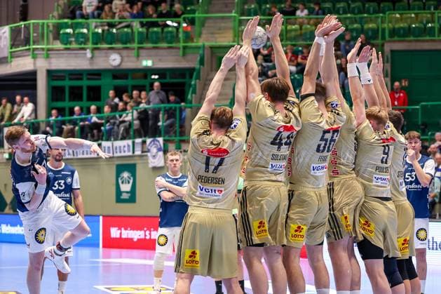 05.11.2025, Handball, Achtelfinale DHB-Pokal, Bergischer HC - TSV Hannover-Burgdorf, Unihalle Wuppertal: Johannes Wasielewski (BHC 77) beim Freiwurf in die Mauer der Recken August Pedersen (TSV Hannover Burgdorf 17) Thomas Solstad (TSV Hannover Burgdorf 44) Hannes Feise (TSV Hannover Burgdorf 56) Justus Fischer (TSV Hannover Burgdorf 54) Vilhelm Poulsen (TSV Hannover Burgdorf 09) Renars Uscins (TSV Hannover Burgdorf 10) Nordrhein-Westfalen Deutschland