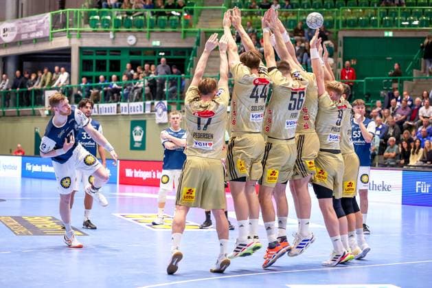 05.11.2025, Handball, Achtelfinale DHB-Pokal, Bergischer HC - TSV Hannover-Burgdorf, Unihalle Wuppertal: Johannes Wasielewski (BHC 77) beim Freiwurf in die Mauer der Recken August Pedersen (TSV Hannover Burgdorf 17) Thomas Solstad (TSV Hannover Burgdorf 44) Hannes Feise (TSV Hannover Burgdorf 56) Justus Fischer (TSV Hannover Burgdorf 54) Vilhelm Poulsen (TSV Hannover Burgdorf 09) Renars Uscins (TSV Hannover Burgdorf 10) Nordrhein-Westfalen Deutschland