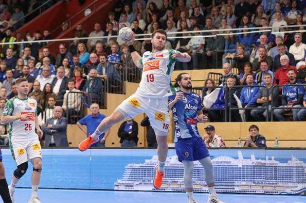 05.11.2025, xtgx, Handball, DHB Pokal 3. Runde, TV Großwallstadt - SC Magdeburg v.l. Elvar Orn Jonsson (Magdeburg, 19) wirft Tor, Torschuetze, erzielt Tor, Treffer, scores the goal Elsenfeld