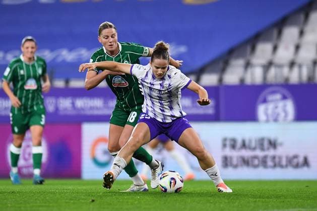 Fußball Google Pixel Frauen-Bundesliga Saison 2025 2026 9. Spieltag: SGS Essen - Werder Bremen am 05.11.2025 im Stadion an der Hafenstraße in Essen Paulina Ruth Eugenie Platner ( SGS Essen ), vorne - Lina Hausicke ( Werder Bremen ), hinten DFB regulations prohibit any use of photographs as image sequences and or quasi-video. Nordrhein-Westfalen Deutschland