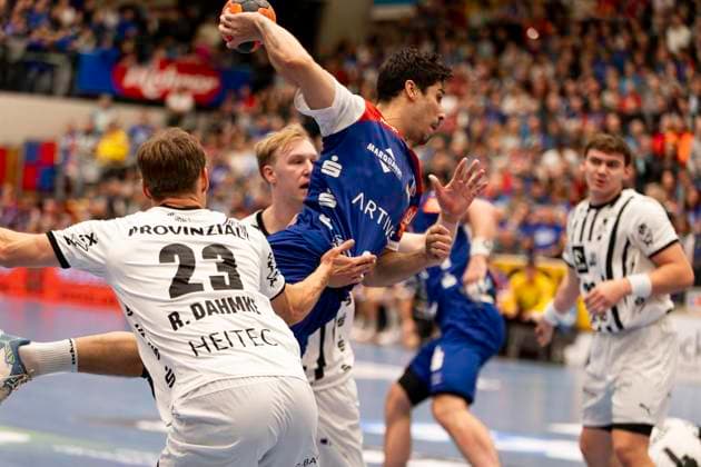 Yonatan Dayan (HBW Balingen Weilstetten, 34) kann sich durchsetzen, gegen Rune Dahmke (THW Kiel, 23), HBW Balingen Weilstetten vs. THW Kiel, Handball, DHB Pokal, Achtelfinale, Saison 2025 2026, 05.11.2025 Eibner-Pressefoto Andreas Ulmer HBW Balingen Weilstetten vs. THW Kiel, Handball, DHB Pokal, Achtelfinale, Saison 2025 2026, 05.11.2025 Balingen Copyright: xEibner-Pressefoto AndreasxUlmerx EP_AUR