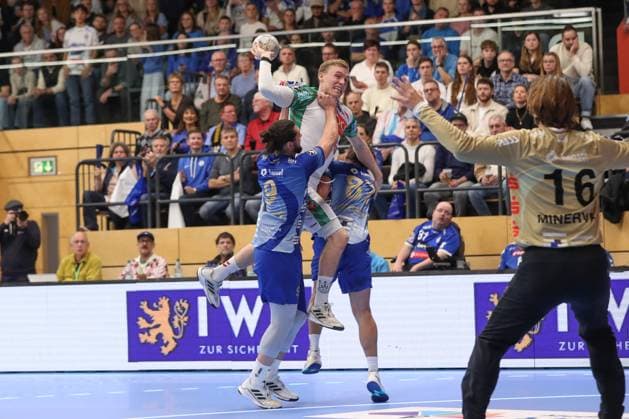 05.11.2025, xtgx, Handball, DHB Pokal 3. Runde, TV Großwallstadt - SC Magdeburg v.l. Gisli Thorgeir Kristjansson (Magdeburg, 10) wirft Tor, Torschuetze, erzielt Tor, Treffer, scores the goal Elsenfeld