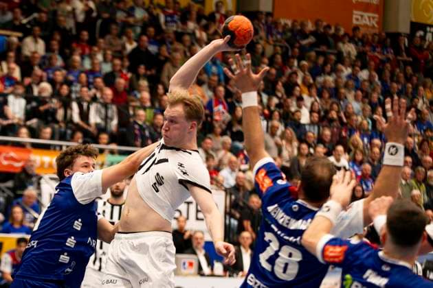 Eric Johansson (THW Kiel, 21) beim Wurf, gestoert von Tobias Heinzelmann (HBW Balingen Weilstetten, 28), rechts HBW Balingen Weilstetten vs. THW Kiel, Handball, DHB Pokal, Achtelfinale, Saison 2025 2026, 05.11.2025 Eibner-Pressefoto Andreas Ulmer HBW Balingen Weilstetten vs. THW Kiel, Handball, DHB Pokal, Achtelfinale, Saison 2025 2026, 05.11.2025 Balingen Copyright: xEibner-Pressefoto AndreasxUlmerx EP_AUR
