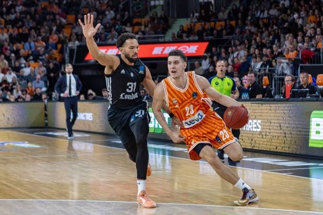 Zweikampf zwischen Diego Garavaglia (Ratiopharm Ulm, 23) Deane Williams (London Lions, 31) Mimik Emotionen, GER, ratiopharm ulm vs. London Lions, Basketball, 6. Runde, BKT EuroCup, Spielzeit 2025 2026, 05.11.2025, GER, ratiopharm ulm vs. London Lions, Basketball, 6. Runde, BKT EuroCup, Spielzeit 2025 2026, 05.11.2025 Neu-Ulm Copyright: xEibner-Pressefoto JanixPlessx EP_JPL