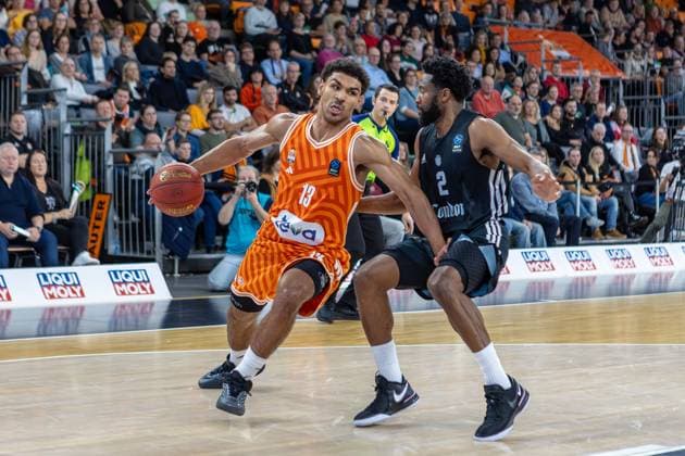 Zweikampf zwischen Mark Smith (Ratiopharm Ulm, 13) Chasson Randle (London Lions, 02) Emotionen Mimik Gestik Dynamik, GER, ratiopharm ulm vs. London Lions, Basketball, 6. Runde, BKT EuroCup, Spielzeit 2025 2026, 05.11.2025, GER, ratiopharm ulm vs. London Lions, Basketball, 6. Runde, BKT EuroCup, Spielzeit 2025 2026, 05.11.2025 Neu-Ulm Copyright: xEibner-Pressefoto JanixPlessx EP_JPL