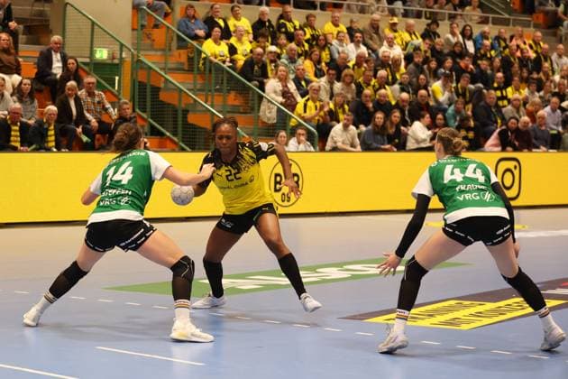 Zweikampf zwischen Deborah Lassource (Borussia Dortmund) und Marie Steffen (VfL Oldenburg) GER, Borussia Dortmund gegen VfL Oldenburg, Handball, DHB-Pokal Frauen, Achtelfinale, Spielzeit 2025 2026, 05.11.2025 GER, Borussia Dortmund gegen VfL Oldenburg, Handball, DHB-Pokal Frauen, Achtelfinale, Spielzeit 2025 2026, 05.11.2025 Dortmund Copyright: xEibner-Pressefoto FrankxZeisingx EP_FZG