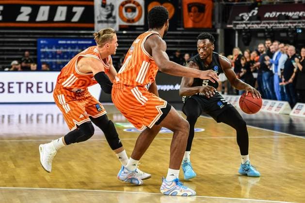 6. Spieltag BKT Euro Cup; Ratiopharm Ulm gegen London Lions, Ratiopharm Arena Ulm 07.11.2025 Ethan Price (London Lions, 10) gegen Malik Osborne (Ratiopharm Ulm, 10) Ulm 07.11.2025 - 6. Spieltag BKT EuroCup, Ratiopharm Ulm gegen London Lions, Ratiopharm Arena Ulm Copyright: xBEAUTIFULxSPORTS Märklx