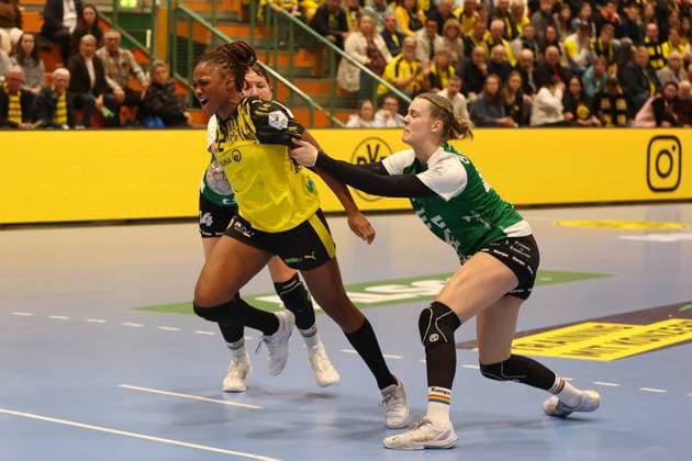 Zweikampf zwischen Deborah Lassource (Borussia Dortmund) und Lisa-Marie Fragge (VfL Oldenburg) GER, Borussia Dortmund gegen VfL Oldenburg, Handball, DHB-Pokal Frauen, Achtelfinale, Spielzeit 2025 2026, 05.11.2025 GER, Borussia Dortmund gegen VfL Oldenburg, Handball, DHB-Pokal Frauen, Achtelfinale, Spielzeit 2025 2026, 05.11.2025 Dortmund Copyright: xEibner-Pressefoto FrankxZeisingx EP_FZG