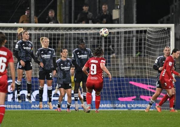 05.11.2025, xsltx, Fussball Google Pixel Frauen-Bundesliga, Eintracht Frankfurt - 1.FC Köln v.l. Adriana Achcinska (1. FC Köln Nr. 9) trifft per Freistoß die Querlatte (DFL DFB REGULATIONS PROHIBIT ANY USE OF PHOTOGRAPHS as IMAGE SEQUENCES and or QUASI-VIDEO)