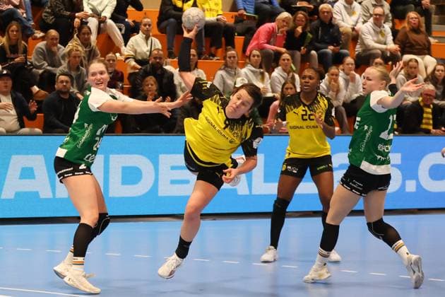 Alina Grijseels (Borussia Dortmund) beim Wurf GER, Borussia Dortmund gegen VfL Oldenburg, Handball, DHB-Pokal Frauen, Achtelfinale, Spielzeit 2025 2026, 05.11.2025 GER, Borussia Dortmund gegen VfL Oldenburg, Handball, DHB-Pokal Frauen, Achtelfinale, Spielzeit 2025 2026, 05.11.2025 Dortmund Copyright: xEibner-Pressefoto FrankxZeisingx EP_FZG