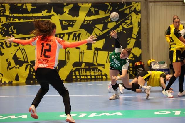 Sarah Wachter (Borussia Dortmund) und Ariane Pfundstein (VfL Oldenburg) GER, Borussia Dortmund gegen VfL Oldenburg, Handball, DHB-Pokal Frauen, Achtelfinale, Spielzeit 2025 2026, 05.11.2025 GER, Borussia Dortmund gegen VfL Oldenburg, Handball, DHB-Pokal Frauen, Achtelfinale, Spielzeit 2025 2026, 05.11.2025 Dortmund Copyright: xEibner-Pressefoto FrankxZeisingx EP_FZG