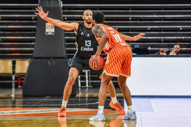 6. Spieltag BKT Euro Cup; Ratiopharm Ulm gegen London Lions, Ratiopharm Arena Ulm 07.11.2025 Malik Osborne (Ratiopharm Ulm, 10) gegen Jonathan Williams (London Lions, 13) Ulm 07.11.2025 - 6. Spieltag BKT EuroCup, Ratiopharm Ulm gegen London Lions, Ratiopharm Arena Ulm Copyright: xBEAUTIFULxSPORTS Märklx