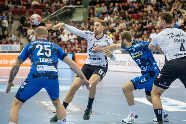 Simon Pytlick (SG Flensburg-Handewitt, 02) vs. Samuel Roethlisberger (TVB Stuttgart, 17) GER, TVB Stuttgart - SG Flensburg-Handewitt, DAIKIN HBL, Handball, Bundesliga, DHB Pokal Achtelfinale, Spielzeit 2025 2026, 05.11.2025 GER, TVB Stuttgart - SG Flensburg-Handewitt, DAIKIN HBL, Handball, Bundesliga, DHB Pokal Achtelfinale, Spielzeit 2025 2026, 05.11.2025 Stuttgart Copyright: xSandyxDinkelackerx EP_SDR