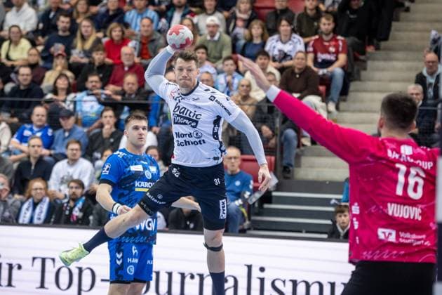 Emil Jakobsen (SG Flensburg-Handewitt, 31) vs. Schlussmann Miljan Vujovic (TVB Stuttgart, 16) GER, TVB Stuttgart - SG Flensburg-Handewitt, DAIKIN HBL, Handball, Bundesliga, DHB Pokal Achtelfinale, Spielzeit 2025 2026, 05.11.2025 GER, TVB Stuttgart - SG Flensburg-Handewitt, DAIKIN HBL, Handball, Bundesliga, DHB Pokal Achtelfinale, Spielzeit 2025 2026, 05.11.2025 Stuttgart Copyright: xSandyxDinkelackerx EP_SDR