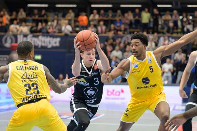 Charles Callison (MBC, 23), Dominykas Stenionis (VGVia, 3), Marcus Foster (MBC, 5), Syntainics MBC vs. Valmira Glass Via, European North Basketball League 2025, Germany, Latvia, 05.11.2025. Foto: Schulz Weissenfels Stadthalle Sachsen-Anhalt Deutschland