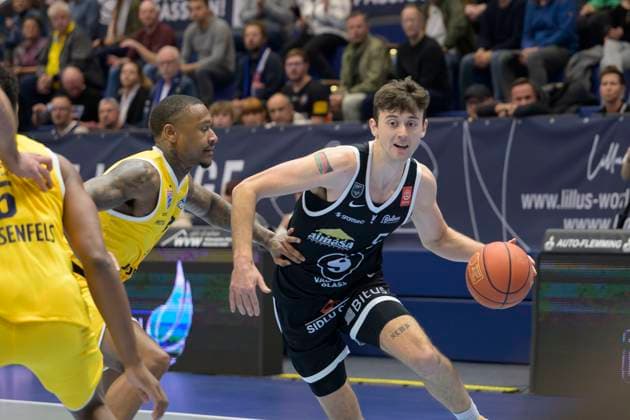 Charles Callison (MBC, 23), Aniwaniwa Tait-Jones (VGVia, 5), Syntainics MBC vs. Valmira Glass Via, European North Basketball League 2025, Germany, Latvia, 05.11.2025. Foto: Schulz Weissenfels Stadthalle Sachsen-Anhalt Deutschland