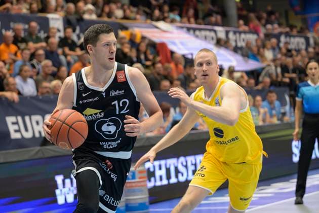 Verners Kohs (VGVia, 12), Collin Welp (MBC, 40), Syntainics MBC vs. Valmira Glass Via, European North Basketball League 2025, Germany, Latvia, 05.11.2025. Foto: Schulz Weissenfels Stadthalle Sachsen-Anhalt Deutschland