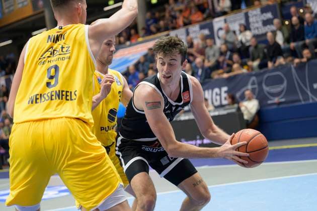 Kresimir Nikic (MBC. 9), Spencer Reaves (MBC, 31), Aniwaniwa Tait-Jones (VGVia, 5), Syntainics MBC vs. Valmira Glass Via, European North Basketball League 2025, Germany, Latvia, 05.11.2025. Foto: Schulz Weissenfels Stadthalle Sachsen-Anhalt Deutschland