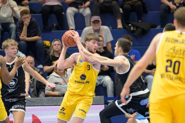 <val7<, Moritz Heck (MBC, 3), Verners Kohs (VGVia, 12), Syntainics MBC vs. Valmira Glass Via, European North Basketball League 2025, Germany, Latvia, 05.11.2025. Foto: Schulz Weissenfels Stadthalle Sachsen-Anhalt Deutschland