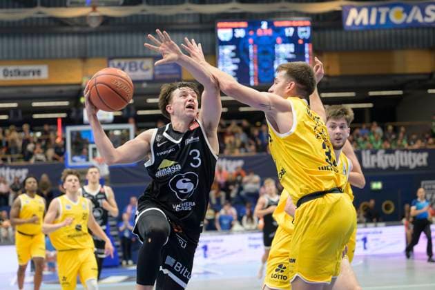 Dominykas Stenionis (VGVia, 3), Spencer Reaves (MBC, 31), Syntainics MBC vs. Valmira Glass Via, European North Basketball League 2025, Germany, Latvia, 05.11.2025. Foto: Schulz Weissenfels Stadthalle Sachsen-Anhalt Deutschland