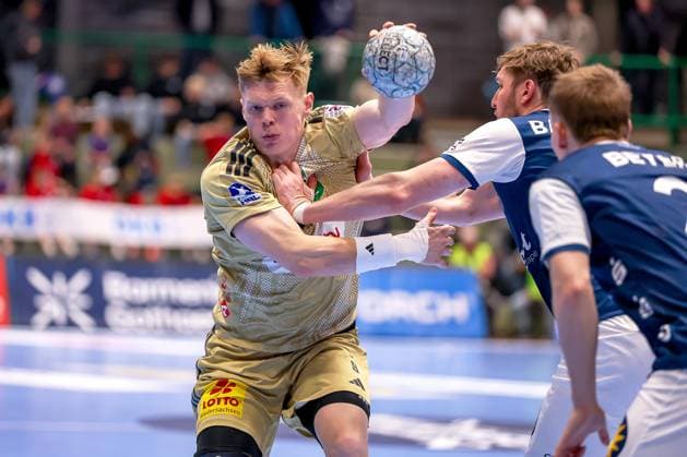 05.11.2025, Handball, Achtelfinale DHB-Pokal, Bergischer HC - TSV Hannover-Burgdorf, Unihalle Wuppertal: Vilhelm Poulsen (TSV Hannover Burgdorf 09) im Zweikampf gegen Gerdas Babarskas (BHC 14) Nordrhein-Westfalen Deutschland