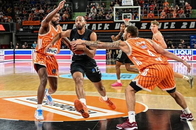 6. Spieltag BKT Euro Cup; Ratiopharm Ulm gegen London Lions, Ratiopharm Arena Ulm 07.11.2025 Jonathan Williams (London Lions, 13) geten Malik Osborne (Ratiopharm Ulm, 10) und Christopher Ledlum (Ratiopharm Ulm, 4) Ulm 07.11.2025 - 6. Spieltag BKT EuroCup, Ratiopharm Ulm gegen London Lions, Ratiopharm Arena Ulm Copyright: xBEAUTIFULxSPORTS Märklx