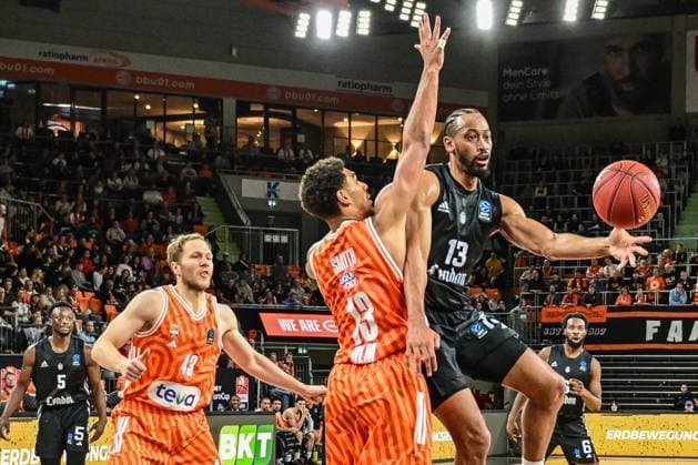 6. Spieltag BKT Euro Cup; Ratiopharm Ulm gegen London Lions, Ratiopharm Arena Ulm 07.11.2025 Jonathan Williams (London Lions, 13) gegen Mark Smith (Ratiopharm Ulm, 13) Ulm 07.11.2025 - 6. Spieltag BKT EuroCup, Ratiopharm Ulm gegen London Lions, Ratiopharm Arena Ulm Copyright: xBEAUTIFULxSPORTS Märklx