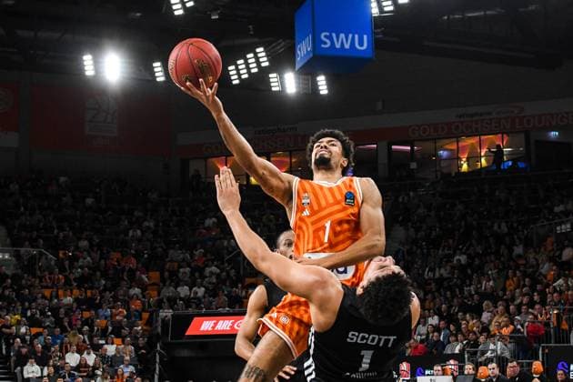 GER, EuroCup, ratiopharm Ulm vs London Lions 05.11.2025, ratiopharm arena, Neu-Ulm, GER, EuroCup, ratiopharm Ulm vs London Lions, im Bild Len Schoormann (Ulm, 1) setzt sich gegen Joel Scott (London, 1) durch