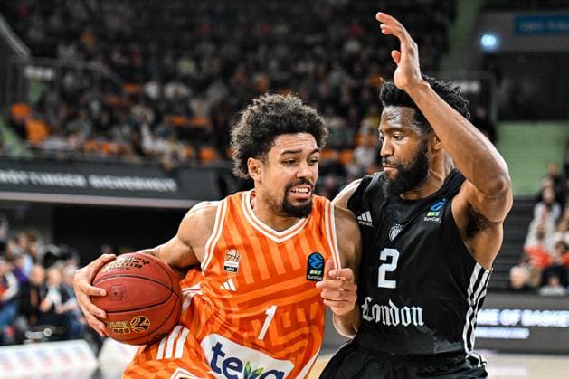 GER, EuroCup, ratiopharm Ulm vs London Lions 05.11.2025, ratiopharm arena, Neu-Ulm, GER, EuroCup, ratiopharm Ulm vs London Lions, im Bild Len Schoormann (Ulm, 1) setzt sich gegen Chasson Randle (London, 2) durch