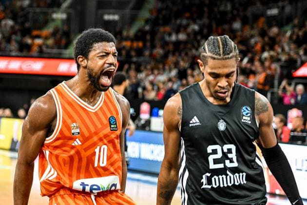 GER, EuroCup, ratiopharm Ulm vs London Lions 05.11.2025, ratiopharm arena, Neu-Ulm, GER, EuroCup, ratiopharm Ulm vs London Lions, im Bild Malik Osborne (Ulm, 10), Jubel nach Punktgewinn, Kameron McGusty (London, 23)