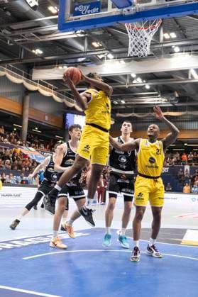 ENBL - 2025 2026 - Syntainics MBC vs.Valmiera Glass Via Weissenfels, Deutschland 05.November 2025: Im Bild:v.li.Gunn RJ (Weissenfels), Artis Ate (Valmiera) und Callison Charles (Weissenfels) Weissenfels Stadthalle Sachsen-Anhalt Deutschland